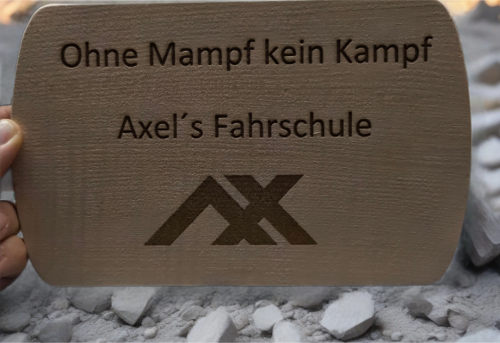 Holzschild mit dem Text "Ohne Mampf kein Kampf" und dem Logo von Axel's Fahrschule.